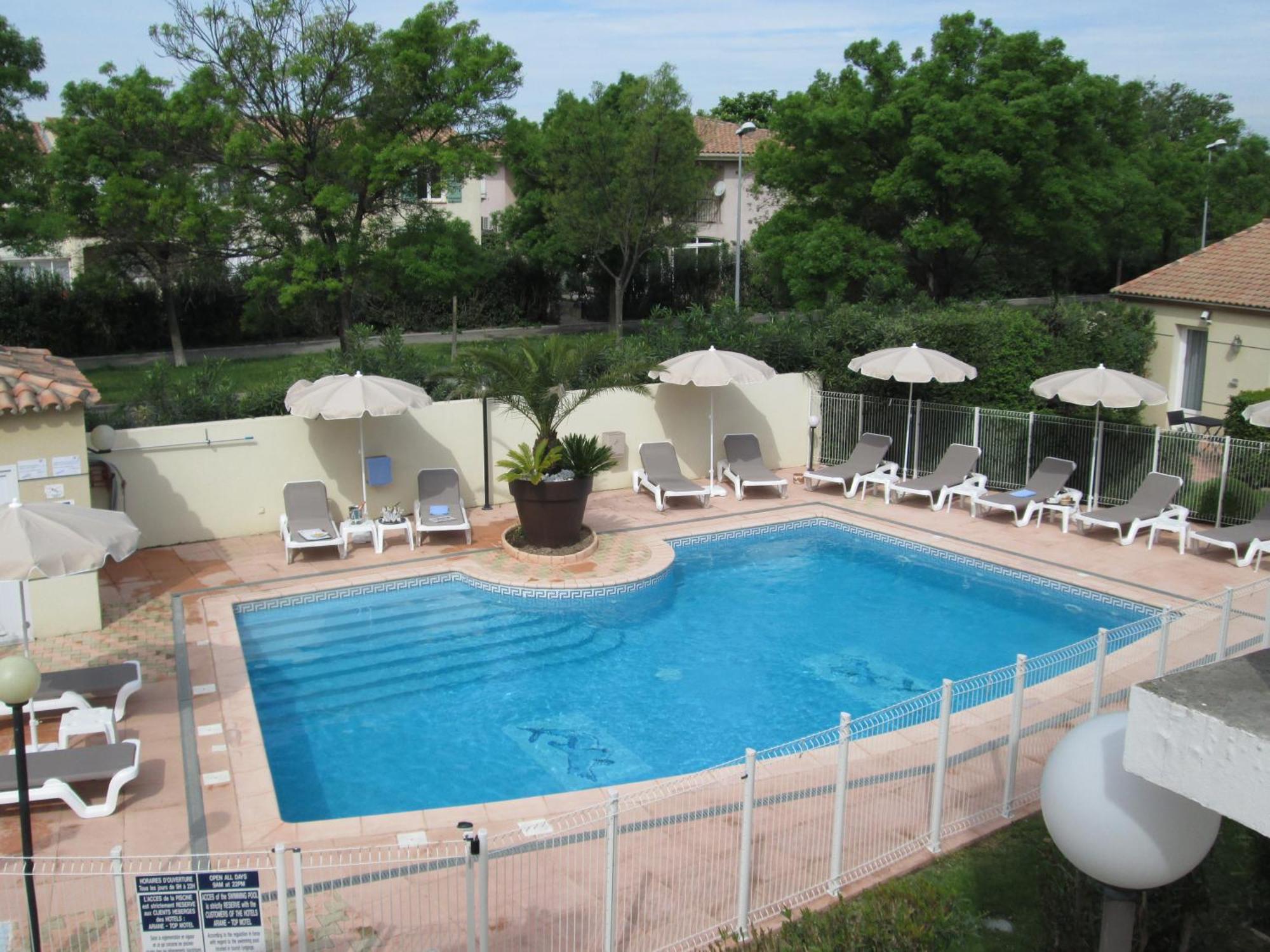 Top Motel Istres Bagian luar foto