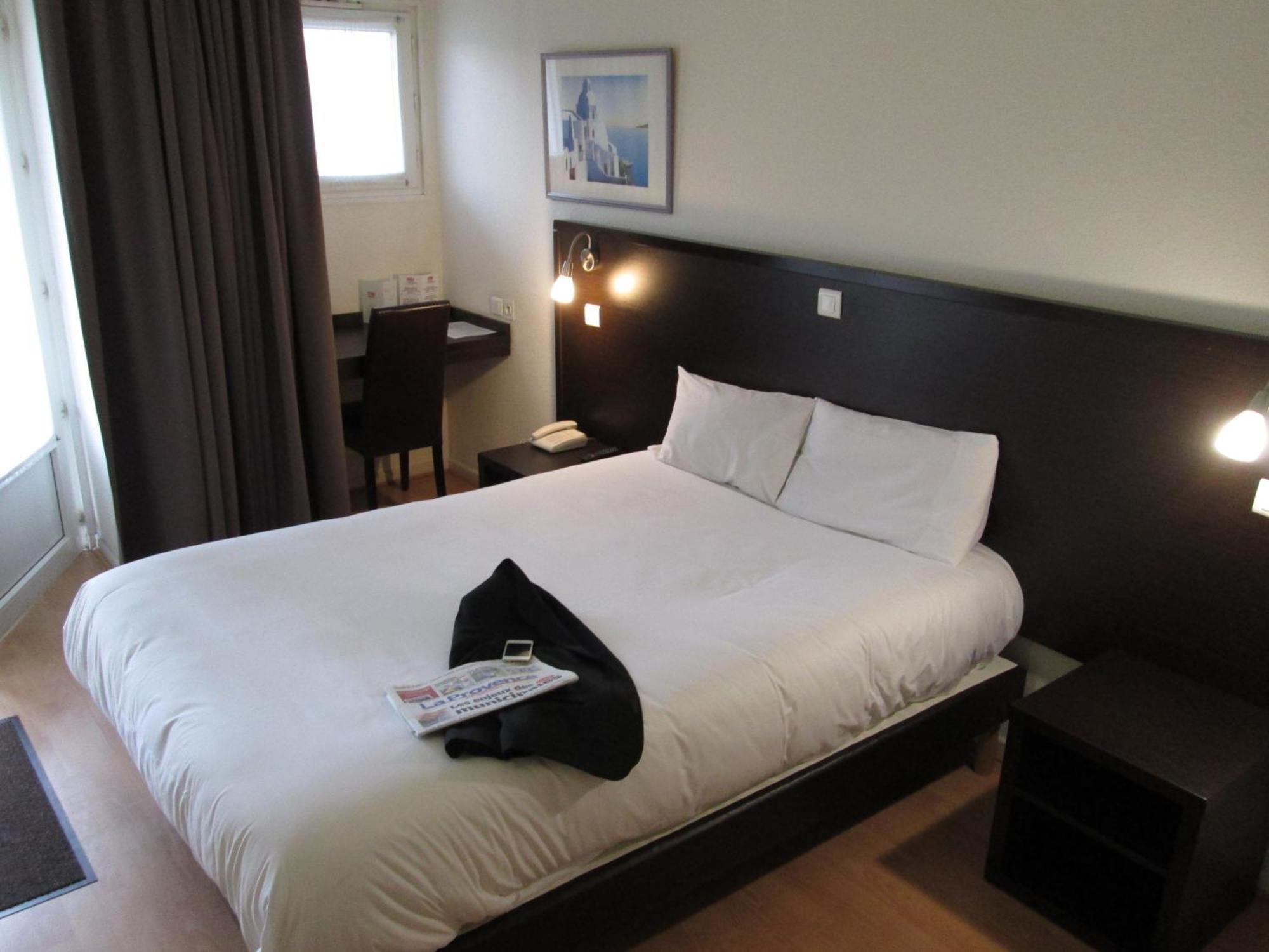 Top Motel Istres Bagian luar foto