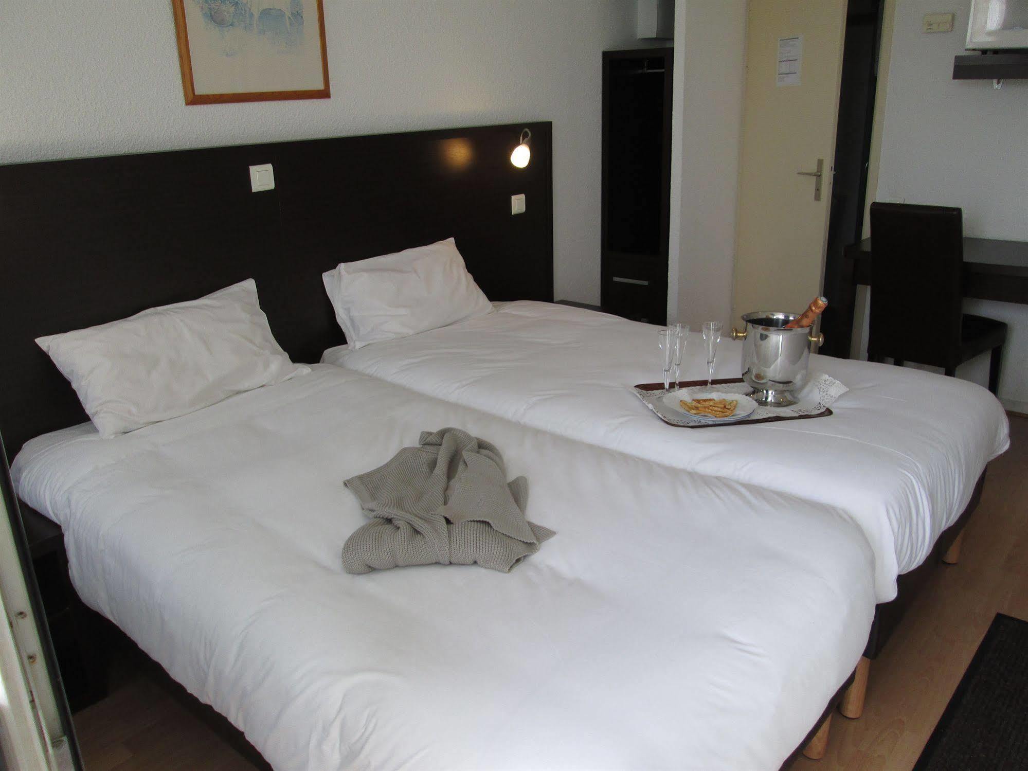 Top Motel Istres Bagian luar foto